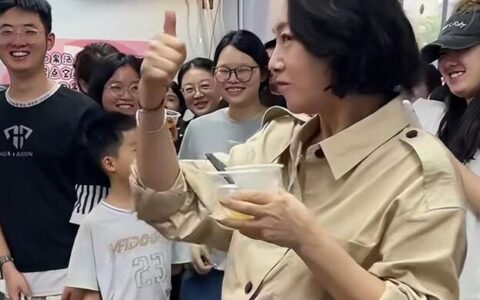 演员惠英红现身杭州菜市场 品尝顾客推荐四果汤